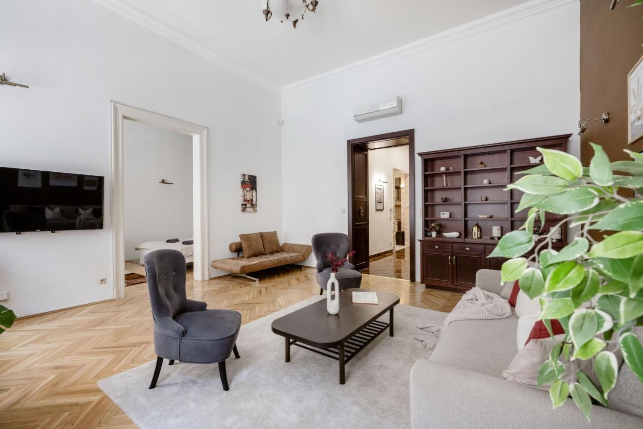 Luxe, Historic Home Near Downtown Landmarks 19Th Century Budapest Bagian luar foto