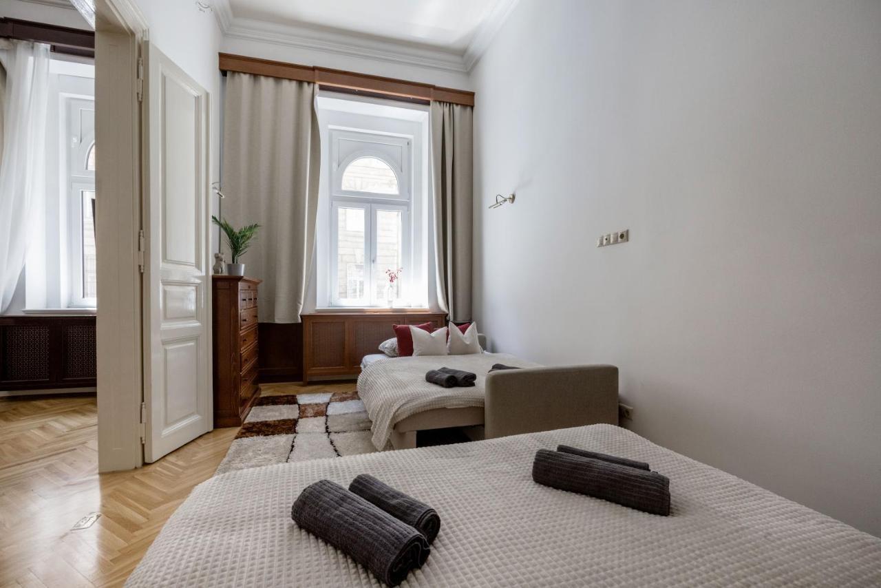 Luxe, Historic Home Near Downtown Landmarks 19Th Century Budapest Bagian luar foto